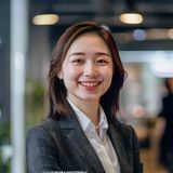 开云官网客服总监张晓璇，温暖亲切笑容，客服中心明亮环境，展示贴心服务团队气质