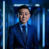 开云官网首席安全官陈明远，身着深蓝色西装，专业严谨神情，背景为服务器机房蓝光环境